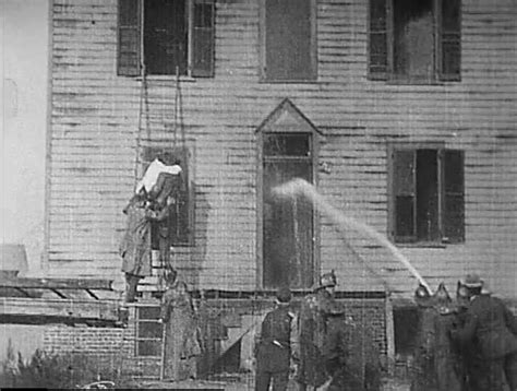  「Life of an American Fireman」：勇敢な消防士の活躍と、1900年代初頭の映画技術！