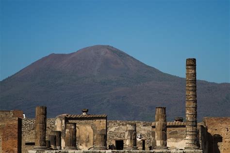 The Last Days of Pompeii – A Catastrophic Romance Against the Backdrop of Vesuvius!